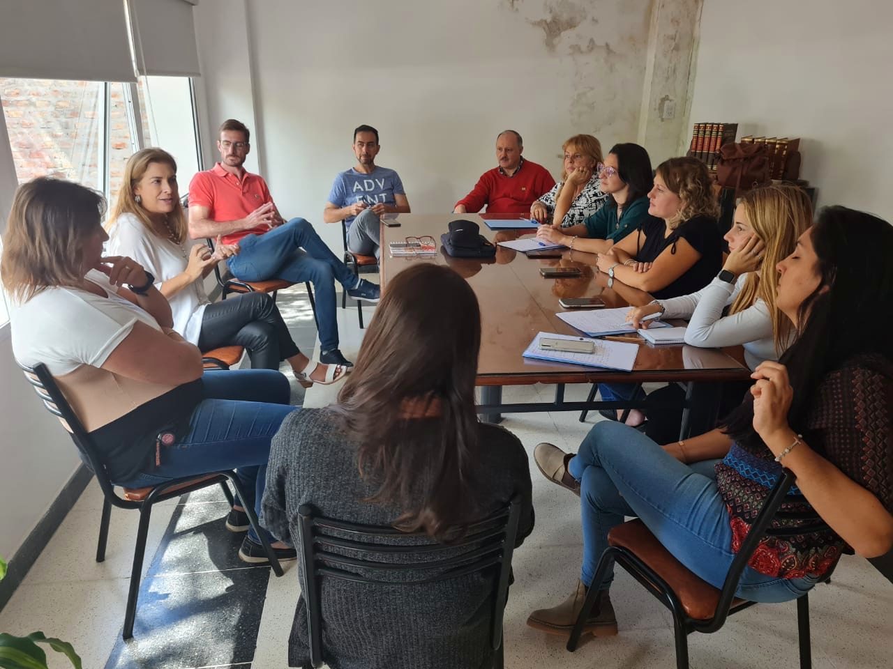 Reunión de trabajo del equipo de SUMA con directivos de una escuela