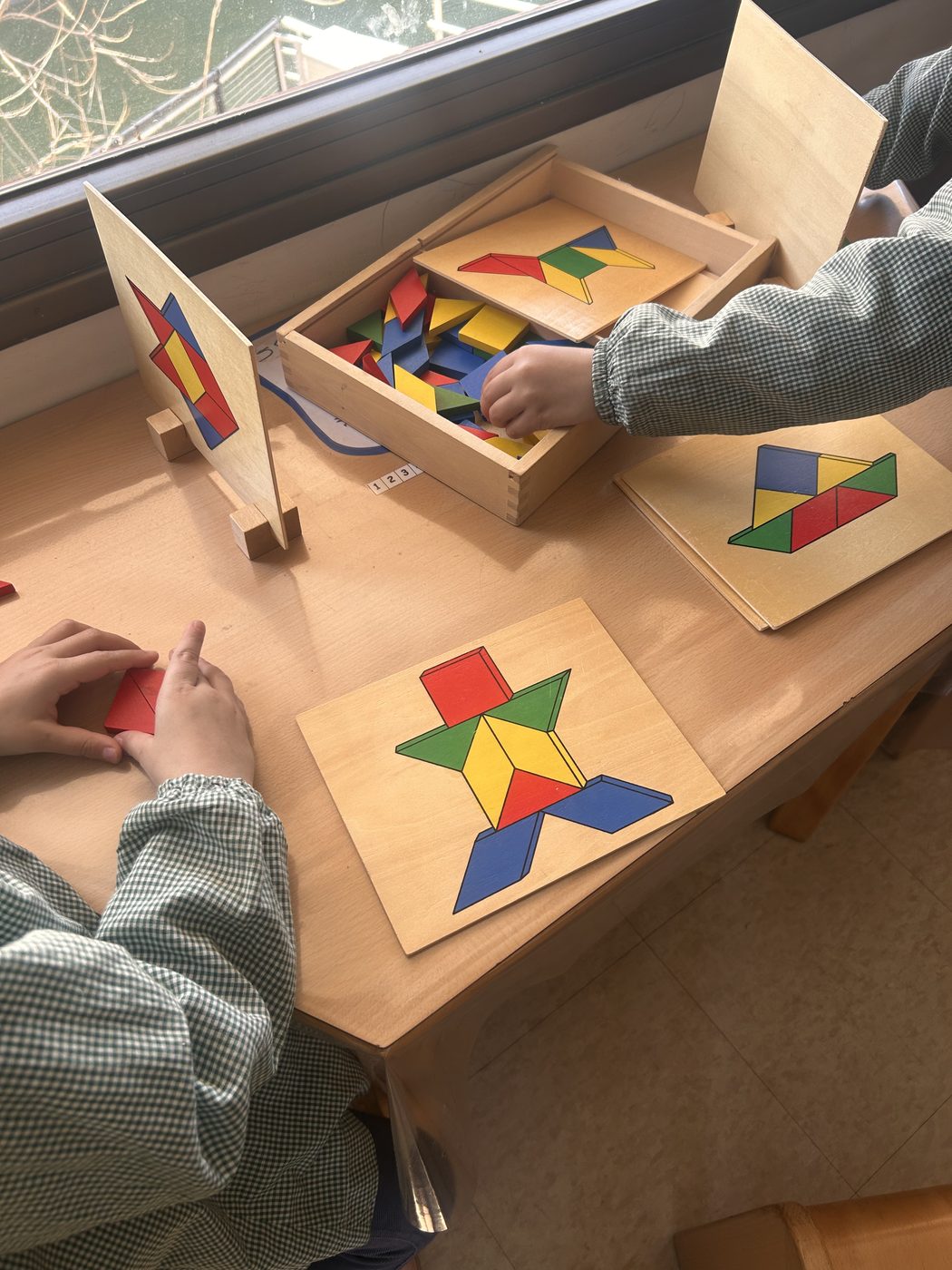 Docentes trabajando con los bloques y figuras de la Caja Matemática SUMA