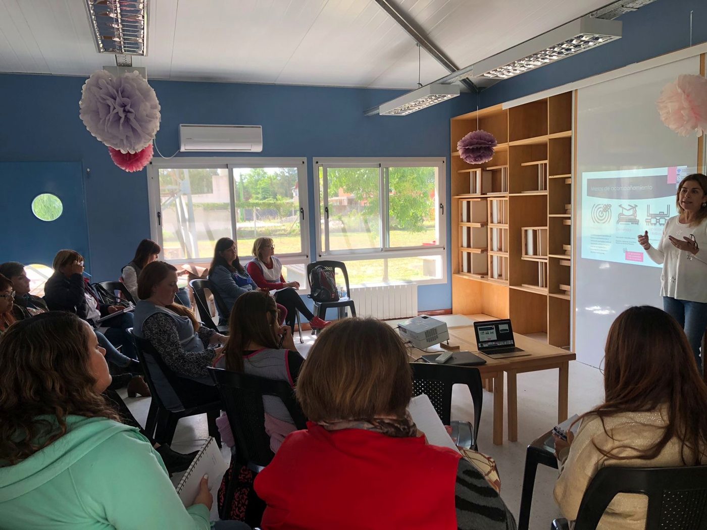Alumnos construyendo torres con bloques para representar cantidades del 1 al 10