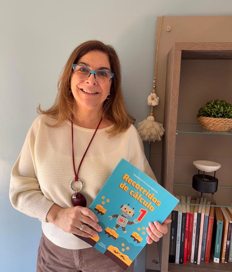Paula Podestá con el libro Recorridos de Cálculo 1